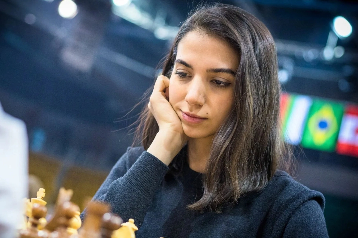 Иранская шахматистка переехала в Испанию после угроз на родине - ФОТО